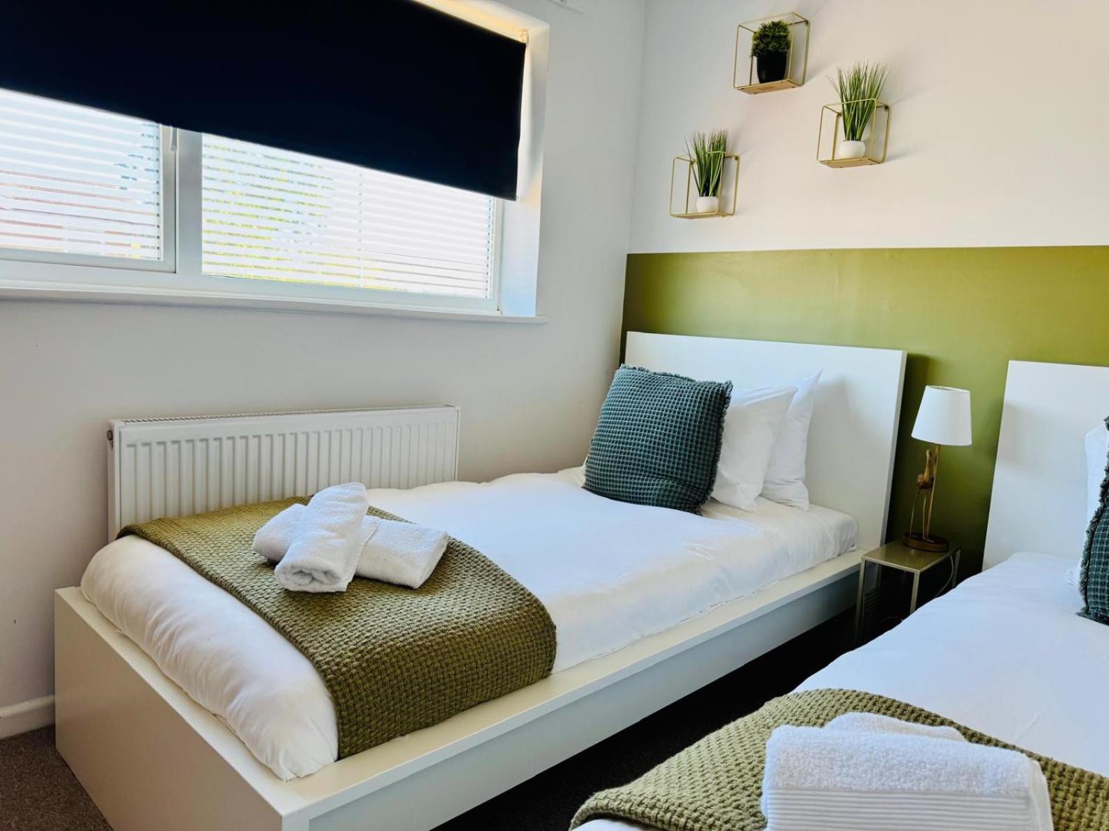 2 Bed House, Sleeps 6, Dog Friendly, Close To A14 M11, With Garden & Parking Long Stay Work Contractor Leisure, Jade CBG Exterior foto